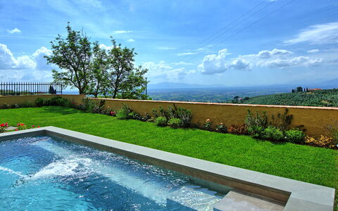 Casa Lionardo: Wolk, Water, Lucht, Fabriek, Dag, Azure, Natuurlijk Landschap, Rechthoek, Boom, Zwembad