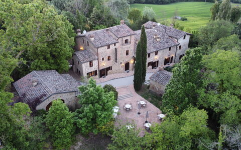 Borgo Al Castello: Gebouw, Fabriek, Eigendom, Venster, Boom, Huis, Land Lot, Architectuur, Verblijf, Gras