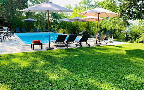 Borgo Al Castello: Fabriek, Eigendom, Meubilair, Schaduw, Boom, Buitenmeubels, Land Lot, Water, Paraplu, Vrije Tijd