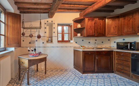 Borgo Al Castello: Cabinetry, Meubilair, Countertop, Venster, Keuken, Gebouw, Hout, Interieur Ontwerp, Toestel Van De Keuken, Fornuis