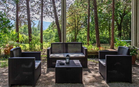 Villa Pania: Fabriek, Meubilair, Tafel, Hout, Buitenmeubels, Schaduw, Boom, Woonkamer, Lucht, Bankstel