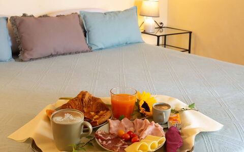 Villa Pania: Voedsel, Tableware, Tafel, Meubilair, Kop, Oranje, Ingrediënt, Bord, Comfort, Koffiekop