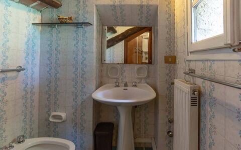 Villa Pania: Spiegel, Kraan, Loodgieterswerkinrichting, Wastafel, Eigendom, Wastafel In De Badkamer, Badkamer, Purper, Hout, Interieur Ontwerp