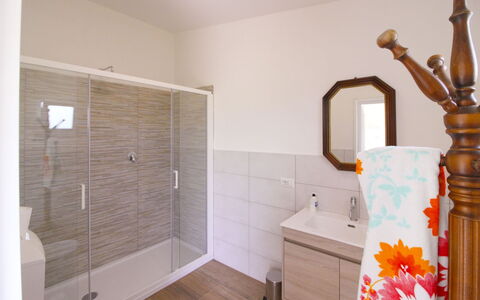 Casa Angela: Flooring, Verdieping, Interieur Ontwerp, Loodgieterswerkinrichting, Meubilair, Badkamer, Verlichting, Badkamerkast, Loodgieter, Kamer