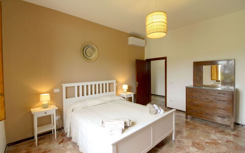 Casa Angela: Bed, Meubilair, Slaapkamer, Interieur Ontwerp, Verdieping, Muur, Flooring, Laken, Hout, Bedding