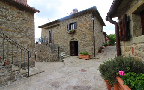 La Casa nel Borgo: Fabriek, Gebouw, Lucht, Venster, Eigendom, Bloempot, Huis, Weg Oppervlak, Kamerplant, Buurt