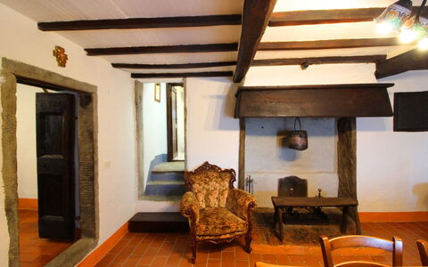 La Casa nel Borgo: Meubilair, Eigendom, Bankstel, Gebouw, Hout, Tafel, Woonkamer, Verdieping, Flooring, Stoel