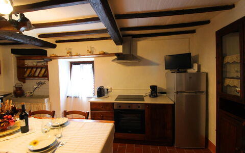 La Casa nel Borgo: Cabinetry, Eigendom, Countertop, Tableware, Tafel, Keuken, Toestel Van De Keuken, Hout, Interieur Ontwerp, Fornuis