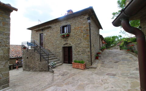 La Casa nel Borgo: Lucht, Fabriek, Eigendom, Venster, Gebouw, Boom, Huis, Verblijf, Deur, Wolk