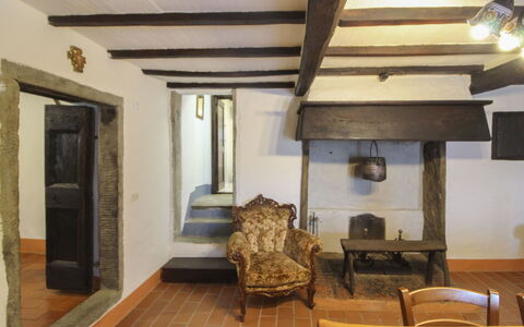 La Casa nel Borgo: Flooring, Verdieping, Kamer, Plafond, Hardwood, Beits