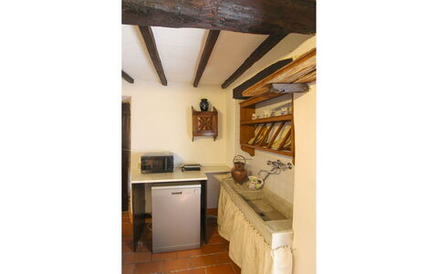 La Casa nel Borgo: Flooring, Hout, Interieur Ontwerp, Verdieping, Meubilair, Kamer, Plafond, Countertop, Keuken, Huis