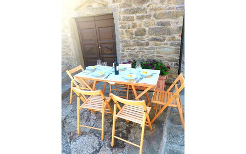 La Casa nel Borgo: Tafel, Eigendom, Buitentafel, Stoel, Azure, Rechthoek, Buitenmeubels, Hout, Keuken En Eettafel, Gebouw