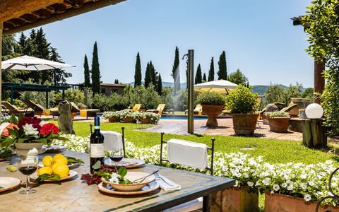 Podere La Torre: Fabriek, Tafel, Bloem, Eigendom, Meubilair, Lucht, Natuur, Plantkunde, Tableware, Buitenmeubels