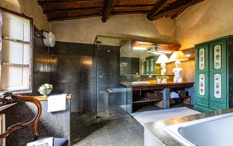 Podere La Torre: Interieur Ontwerp, Kamerplant, Kraan, Hout, Countertop, Loodgieterswerkinrichting, Fabriek, Venster, Keuken, Wastafel