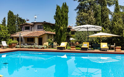 Podere La Torre: Water, Fabriek, Eigendom, Lucht, Meubilair, Gebouw, Zwembad, Boom, Stoel, Azure