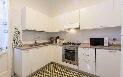 Villa Marconi: Cabinetry, Countertop, Fornuis, Toestel Van De Keuken, Keuken, Wastafel, Huishoudapparatuur, Gebouw, Hout, Interieur Ontwerp