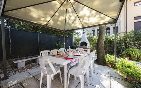 Villa Marconi: Tafel, Fabriek, Meubilair, Gebouw, Stoel, Schaduw, Buitenmeubels, Interieur Ontwerp, Buitentafel, Tableware