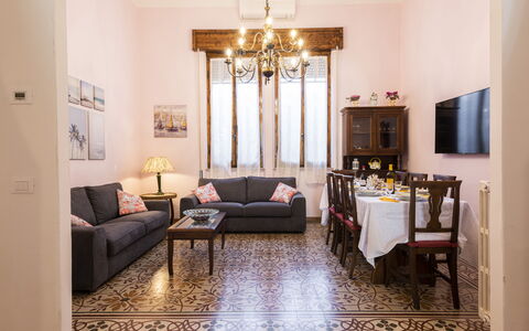 Villa Marconi: Fotolijst, Meubilair, Bankstel, Decoratie, Interieur Ontwerp, Hout, Flooring, Verdieping, Woonkamer, Comfort