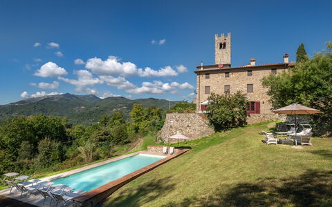 San Tommaso: Lucht, Wolk, Fabriek, Gebouw, Eigendom, Water, Azure, Natuurlijk Landschap, Boom, Zwembad