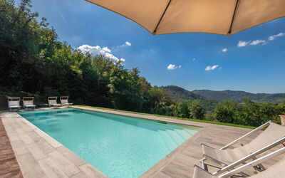 San Tommaso: Water, Lucht, Eigendom, Dag, Zwembad, Azure, Natuur, Paraplu, Gebouw, Wolk