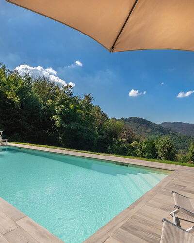 San Tommaso: Water, Lucht, Eigendom, Dag, Zwembad, Azure, Natuur, Paraplu, Gebouw, Wolk