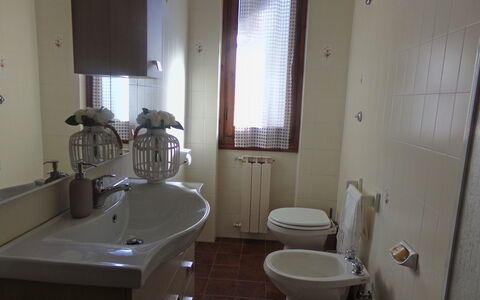 Il Campanile: Loodgieterswerkinrichting, Wastafel, Kraan, Wastafel In De Badkamer, Spiegel, Badkamer, Purper, Gebouw, Interieur Ontwerp, Badkamerkast