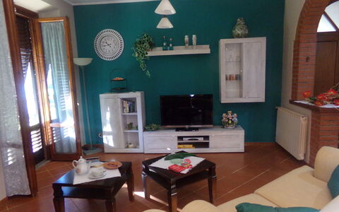 Il Campanile: Eigendom, Meubilair, Tafel, Fotolijst, Azure, Woonkamer, Interieur Ontwerp, Hout, Bankstel, Verdieping