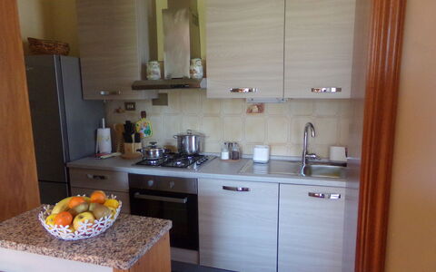 Il Campanile: Countertop, Cabinetry, Wastafel, Gootsteen, Gebouw, Keuken, Kraan, Hout, Interieur Ontwerp, Toestel Van De Keuken