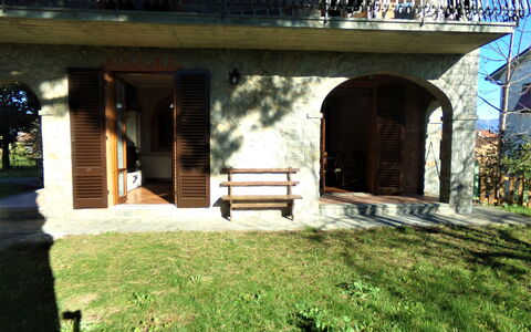 Il Campanile: Fabriek, Schaduw, Gebouw, Gras, Hout, Verblijf, Facade, Vrije Tijd, Stedelijk Ontwerp, Landschap