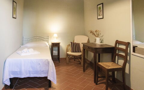 Montauto: Tafel, Eigendom, Meubilair, Hout, Stoel, Fotolijst, Interieur Ontwerp, Gebouw, Flooring, Verdieping