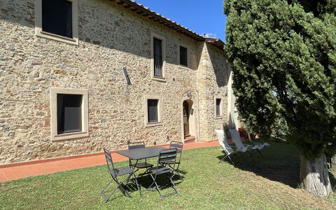 Montauto: Venster, Eigendom, Gebouw, Fabriek, Lucht, Huis, Gras, Verblijf, Buitenmeubels, Boom