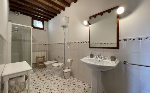 Montauto: Spiegel, Kraan, Loodgieterswerkinrichting, Wastafel, Eigendom, Wastafel In De Badkamer, Gebouw, Badkamer, Interieur Ontwerp, Architectuur