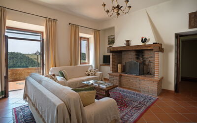 Villa: Meubilair, Eigendom, Fotolijst, Venster, Hout, Azure, Interieur Ontwerp, Verlichting, Woonkamer, Gebouw