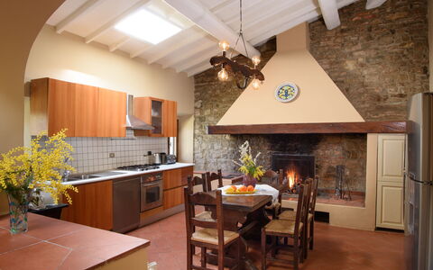 Casa San Piero: Countertop, Cabinetry, Eigendom, Meubilair, Tafel, Stoel, Fabriek, Hout, Keuken, Interieur Ontwerp