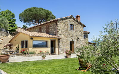 Casa San Piero: Lucht, Fabriek, Gebouw, Eigendom, Venster, Boom, Huis, Deur, Gras, Verblijf