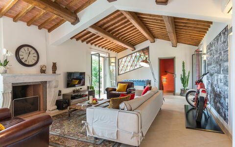 Villa Vico: Eigendom, Bankstel, Fabriek, Hout, Interieur Ontwerp, Woonkamer, Klok, Kamerplant, Verdieping, Fiets