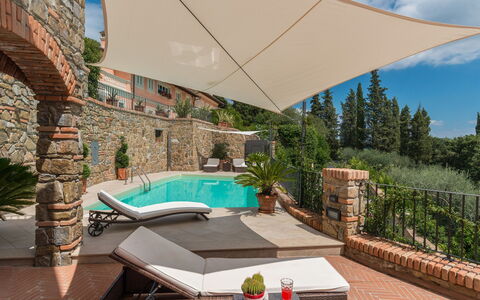 Villa Vico: Fabriek, Eigendom, Gebouw, Water, Azure, Schaduw, Interieur Ontwerp, Buitenmeubels, Architectuur, Stoel