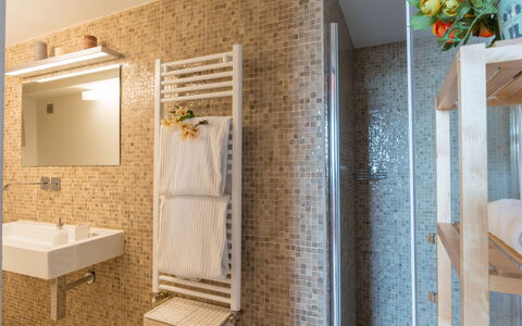 Villa Vico: Eigendom, Spiegel, Kraan, Loodgieterswerkinrichting, Azure, Wastafel, Badkamer, Interieur Ontwerp, Hout, Verdieping