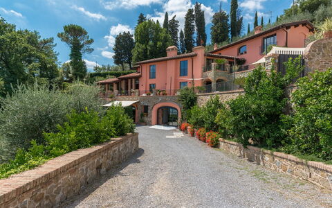 Villa Vico: Lucht, Wolk, Fabriek, Gebouw, Venster, Boom, Weg Oppervlak, Huis, Buurt, Landschap