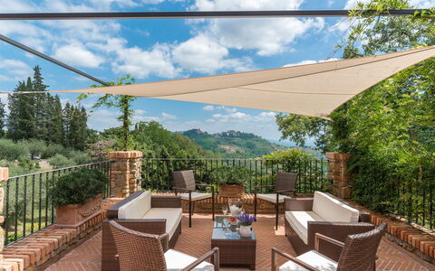 Villa Vico: Wolk, Lucht, Fabriek, Eigendom, Meubilair, Tafel, Boom, Schaduw, Stoel, Gebouw