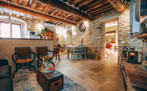 Casa San Valentino: Meubilair, Tafel, Interieur Ontwerp, Venster, Architectuur, Flooring, Hout, Gebouw, Verdieping, Stoel