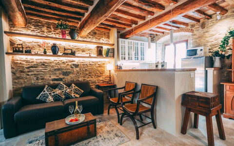 Casa San Valentino: Meubilair, Tafel, Eigendom, Hout, Interieur Ontwerp, Verdieping, Woonkamer, Straal, Hardwood, Onroerend Goed