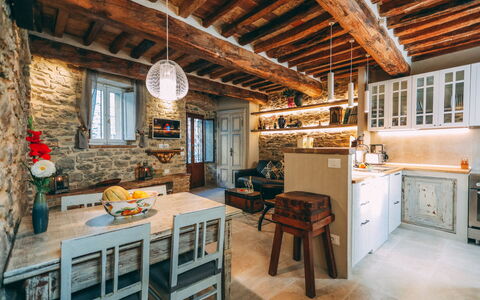 Casa San Valentino: Meubilair, Tafel, Eigendom, Cabinetry, Hout, Stoel, Venster, Interieur Ontwerp, Gebouw, Lade