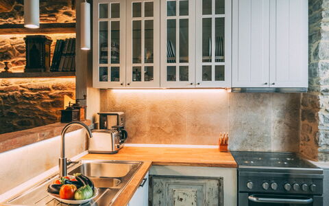 Casa San Valentino: Countertop, Kraan, Eigendom, Cabinetry, Gootsteen, Venster, Wastafel, Keuken, Hout, Interieur Ontwerp