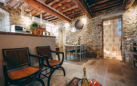 Casa San Valentino: Meubilair, Eigendom, Tafel, Bankstel, Hout, Stoel, Interieur Ontwerp, Verdieping, Flooring, Gebouw