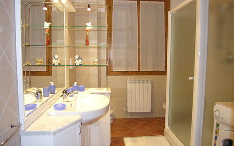 Villino Setteponti: Spiegel, Kraan, Wastafel, Eigendom, Wastafel In De Badkamer, Loodgieterswerkinrichting, Badkamer, Gebouw, Purper, Interieur Ontwerp