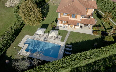 Villino Setteponti: Zwembad, Woongebied, Huis, Huis, Dak, Landgoed, Toevlucht, Menselijke Nederzetting, Gazon, Villa