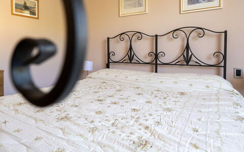 Villino Setteponti: Bed, Bedding, Slaapkamer, Laken, Linens, Interieur Ontwerp, Meubilair, Bed Frame, Kamer, Verdieping