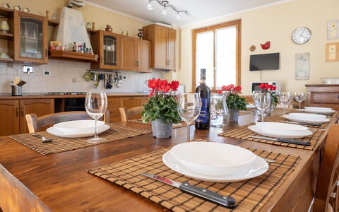 Villino Setteponti: Meubilair, Tafel, Interieur Ontwerp, Tableware, Hout, Flooring, Eetkamer, Keuken En Eettafel, Stoel, Kamer