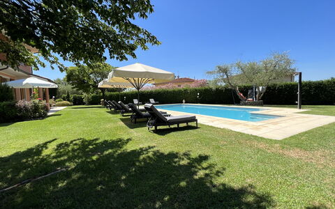 Villino Setteponti: Fabriek, Lucht, Schaduw, Buitenmeubels, Boom, Land Lot, Gras, Vrije Tijd, Zwembad, Landschap